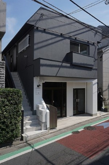 【外観】 | 鉄筋コンクリート造のがっちりとした建物。