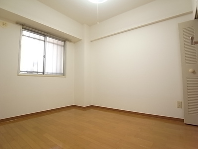 【寝室】 | ＬＥＯ拾八番館 | ゆとりの広さです