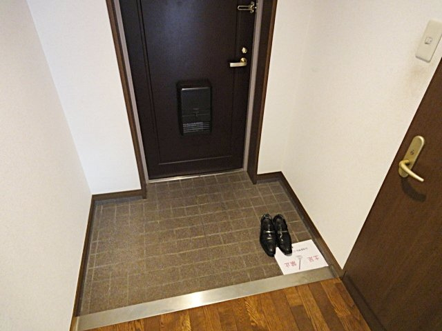 宝塚市山本西３丁目の賃貸マンションの玄関|明るい玄関です