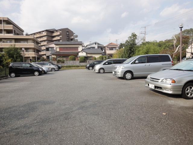 宝塚市山本西３丁目の賃貸マンションの駐車場|駐車場に車を止められます