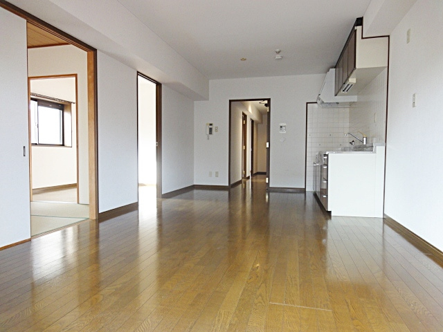 宝塚市山本西３丁目の賃貸マンションの居間・リビング|ゆったりとした居間です