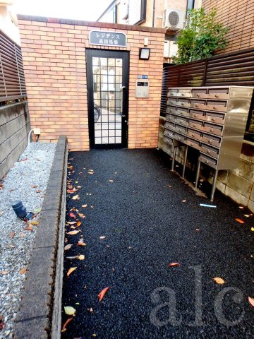 新宿区高田馬場４丁目のアパートのエントランス|ゆとりのあるエントランスです