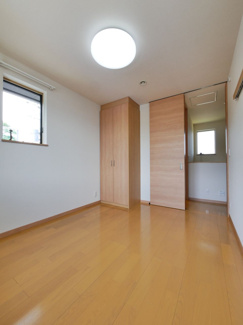 【洋室】 | 甲斐市西八幡 平成29年築住友林業施工中古 土地103坪 | 2階6帖洋室　南に面する明るいお部屋です。