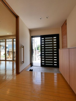 【玄関】 | 甲斐市西八幡 平成29年築住友林業施工中古 土地103坪 | ゆとりの玄関　引き戸の玄関扉