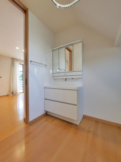 【洗面所】 | 甲斐市西八幡 平成29年築住友林業施工中古 土地103坪 | まだまだ使用可能な洗面台