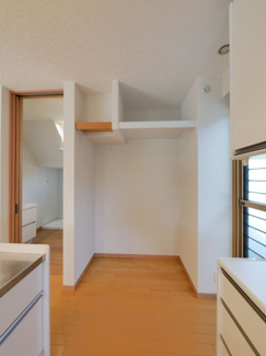 【収納】 | 甲斐市西八幡 平成29年築住友林業施工中古 土地103坪 | キッチン脇のパントリースペース　棚などで効率的にご使用ください。