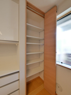 【収納】 | 甲斐市西八幡 平成29年築住友林業施工中古 土地103坪 | コンロ前のパントリースペース　キッチンに食品置き場があると本当に便利です。すっきりと片付いたキッチンになります。