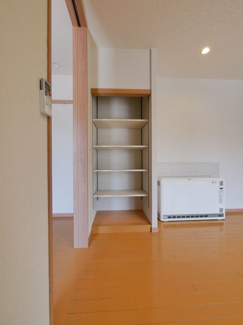 【収納】 | 甲斐市西八幡 平成29年築住友林業施工中古 土地103坪 | リビングの収納棚　隣には電気蓄熱暖房機付き