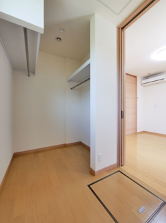 【収納】 | 甲斐市西八幡 平成29年築住友林業施工中古 土地103坪 | 1階5.5畳洋室付きのウォークインクローゼット