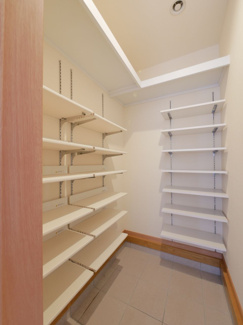 【収納】 | 甲斐市西八幡 平成29年築住友林業施工中古 土地103坪 | シューズインクローゼットもかなりの収納力がございます。