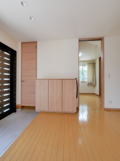 【玄関】 | 甲斐市西八幡 平成29年築住友林業施工中古 土地103坪 | 広々とした玄関ホール　シューズインクローゼットの他に上部カウンターの下駄箱あり