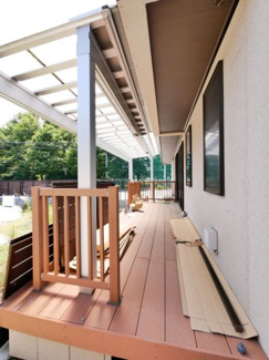 【庭】 | 甲斐市西八幡 平成29年築住友林業施工中古 土地103坪 | リビング前には広々ウッドデッキ　寛ぎの場所になります。