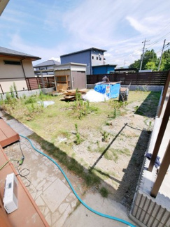 【庭】 | 甲斐市西八幡 平成29年築住友林業施工中古 土地103坪 | 駐車場と分離したお庭　倉庫付き　現在庭周りと敷地東側・北側にフェンスを施工中　ワンちゃんの遊び場に良さそうです。