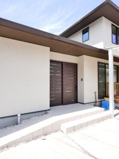 【玄関】 | 甲斐市西八幡 平成29年築住友林業施工中古 土地103坪 | 玄関ポーチやアプローチもまだまだ綺麗です。