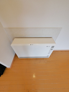 【その他】 | 甲斐市西八幡 平成29年築住友林業施工中古 土地103坪 | リビングの電気蓄熱暖房機