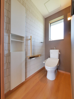 【トイレ】 | 甲斐市西八幡 平成29年築住友林業施工中古 土地103坪 | 1階トイレ