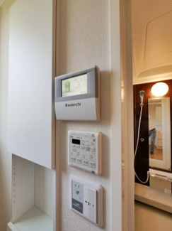 【その他】 | 甲斐市西八幡 平成29年築住友林業施工中古 土地103坪 | 太陽光パネルコントローラー　浴室換気乾燥機スイッチ