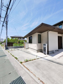 【外観】 | 甲斐市西八幡 平成29年築住友林業施工中古 土地103坪 | 建物西側　こちらにも車1台駐車可能です。