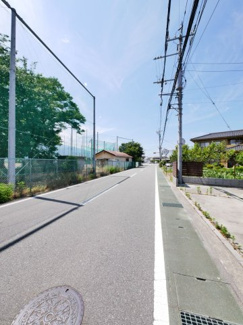 【前面道路含む現地写真】 | 前面道路幅員は約8メートル　交通量は少なめです。