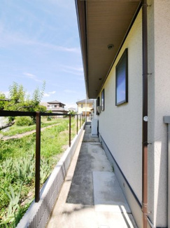 【周辺】 | 建物北側境界　土間コンクリート敷設済の為、雑草なども生えずらい