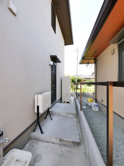 【周辺】 | 甲斐市西八幡 平成29年築住友林業施工中古 土地103坪 | 建物東側隣地境界