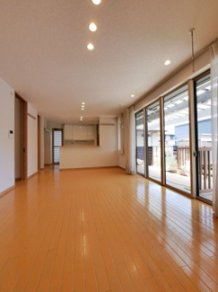 【居間・リビング】 | 甲斐市西八幡 平成29年築住友林業施工中古 土地103坪 | 18帖の広々リビング　大型窓でとても明るいリビングです。