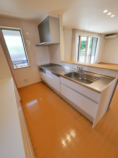 【キッチン】 | 甲斐市西八幡 平成29年築住友林業施工中古 土地103坪 | 吊戸棚レスのオープンカウンターキッチン　IHクッキングヒーター