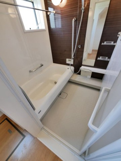 【浴室】 | 甲斐市西八幡 平成29年築住友林業施工中古 土地103坪 | 1坪サイズのバスルーム　浴室換気乾燥機付き