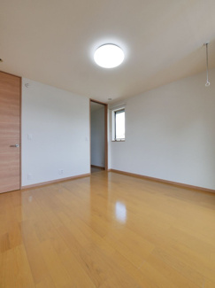 【洋室】 | 甲斐市西八幡 平成29年築住友林業施工中古 土地103坪 | 2階8畳洋室　ウォークインクローゼット付き