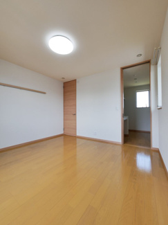 【洋室】 | 甲斐市西八幡 平成29年築住友林業施工中古 土地103坪 | 2階8畳洋室　主寝室に是非　バルコニーへも出られます。