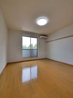 【洋室】 | 甲斐市西八幡 平成29年築住友林業施工中古 土地103坪 | 2階8畳洋室　大変綺麗な室内です。