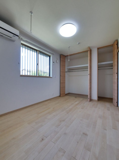 【洋室】 | 甲斐市西八幡 平成29年築住友林業施工中古 土地103坪 | 1階6帖洋室　壁一面のクローゼット付き