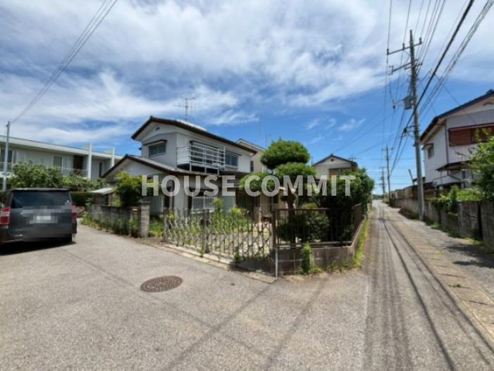 中古戸建の前面道路含む現地写真