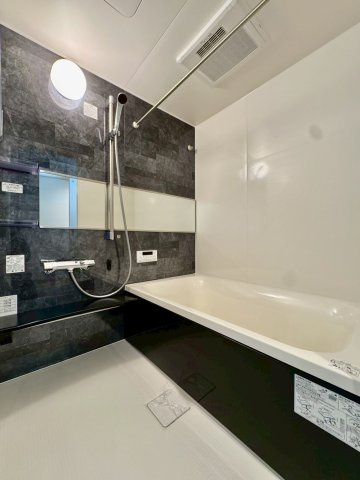 アンビエント鴻池新田の浴室|ゆったり足を延ばしてくつろげる広さのある浴室です。
ワイドな鏡で広さを感じさせてくれます。