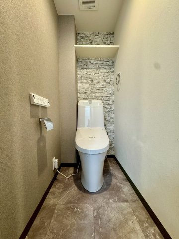 アンビエント鴻池新田のトイレ|温水洗浄便座付きトイレ。上部可動棚付きです。