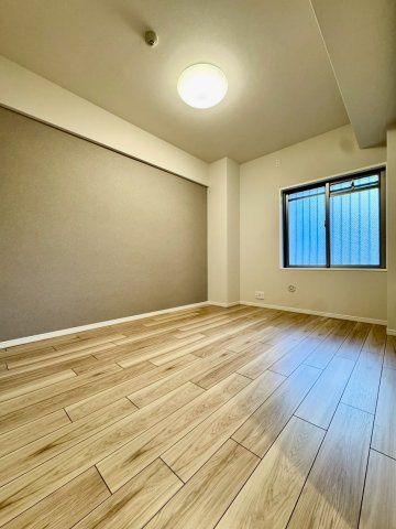 アンビエント鴻池新田の洋室|全居室収納付きのお部屋です！
フローリングでお掃除もしやすいです。
