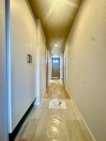 アンビエント鴻池新田の玄関|シューズボックス付きで玄関もすっきりです。
大容量収納ございます。