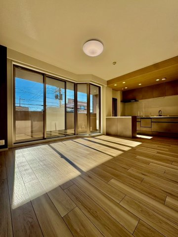 アンビエント鴻池新田の居間・リビング|2025年12月室内リフォーム済み！
約12.7帖のバルコニーに面して明るいリビングです！