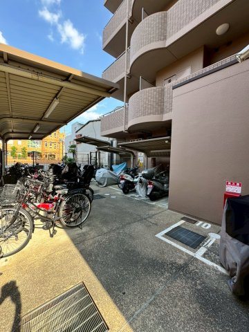 アンビエント鴻池新田の駐車場