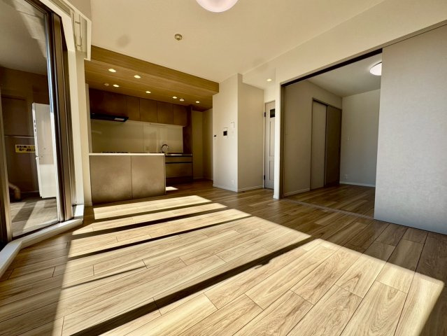 アンビエント鴻池新田の居間・リビング|隣接する洋室との間仕切り扉を開けると開放的な空間になります。
明るい日差しが差し込むリビングです。