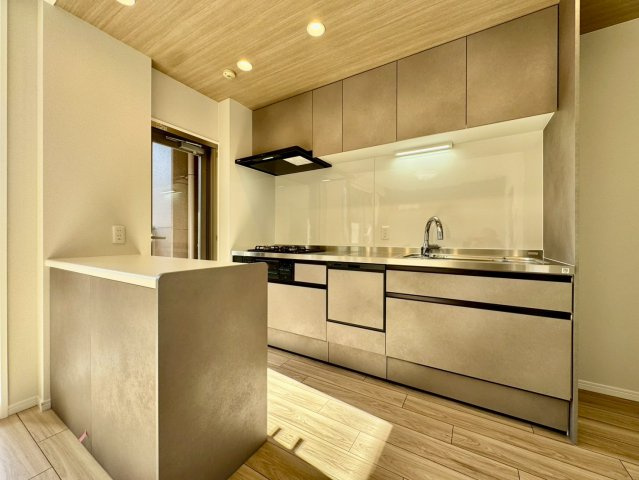 アンビエント鴻池新田のキッチン|後片付けにうれしい食洗器付きシステムキッチン。
キッチン後ろには作ったお料理もすぐ出せる便利なカウンター付きです！