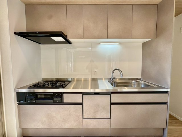 アンビエント鴻池新田のキッチン|後片付けにうれしい食洗器付きシステムキッチン。
上下に収納付きで調理器具もすっきり片付きます！