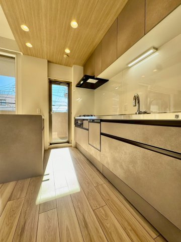 アンビエント鴻池新田のキッチン|キッチン横からもバルコニーに出れる勝手口付きです！
換気も安心です。