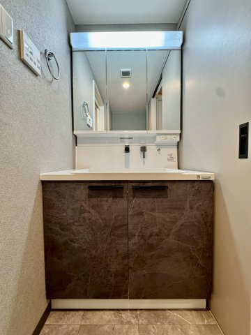 アンビエント鴻池新田の独立洗面台|シンプルで使いやすい洗面化粧台です。
三面鏡を備えた洗面化粧台。