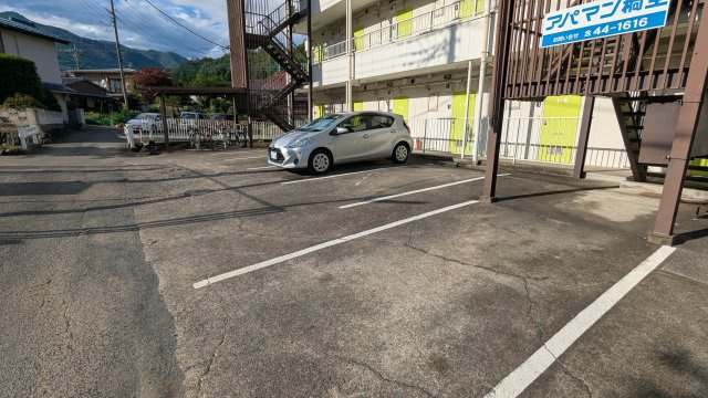 かしの木ハイムの駐車場