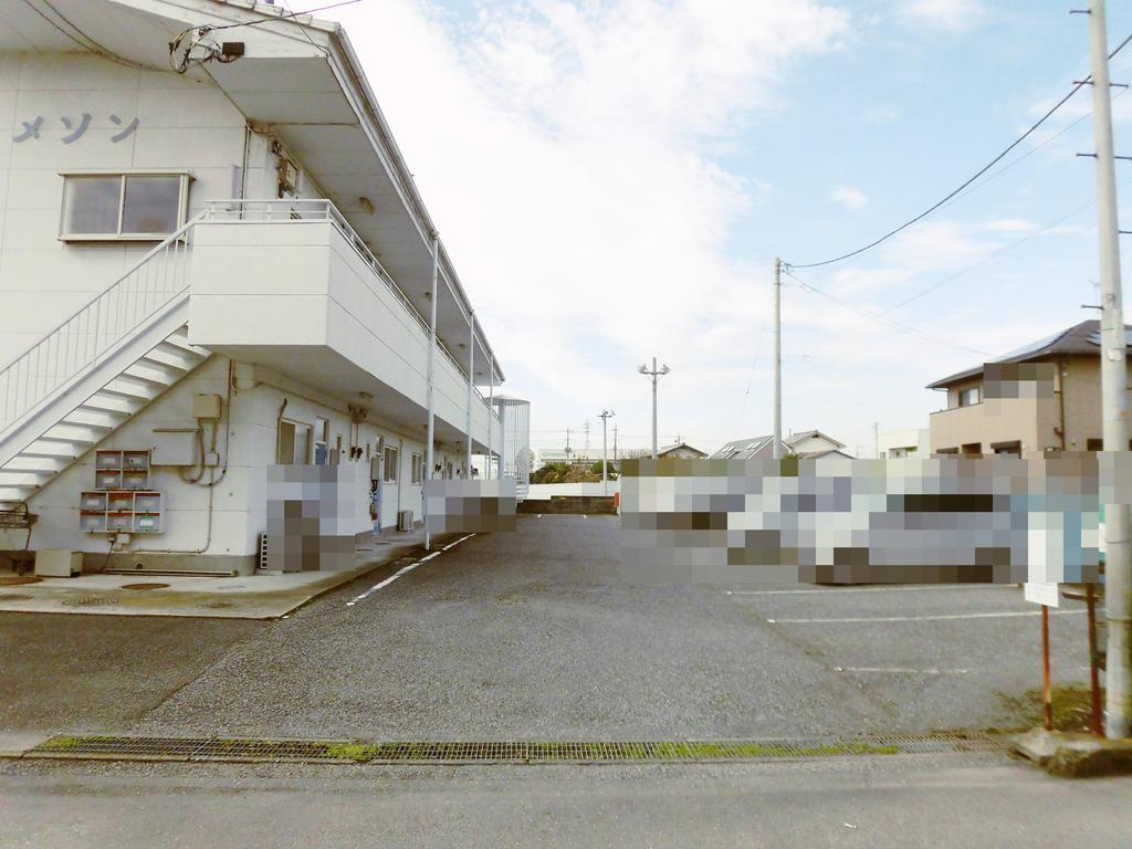 ホワイトメゾンの駐車場