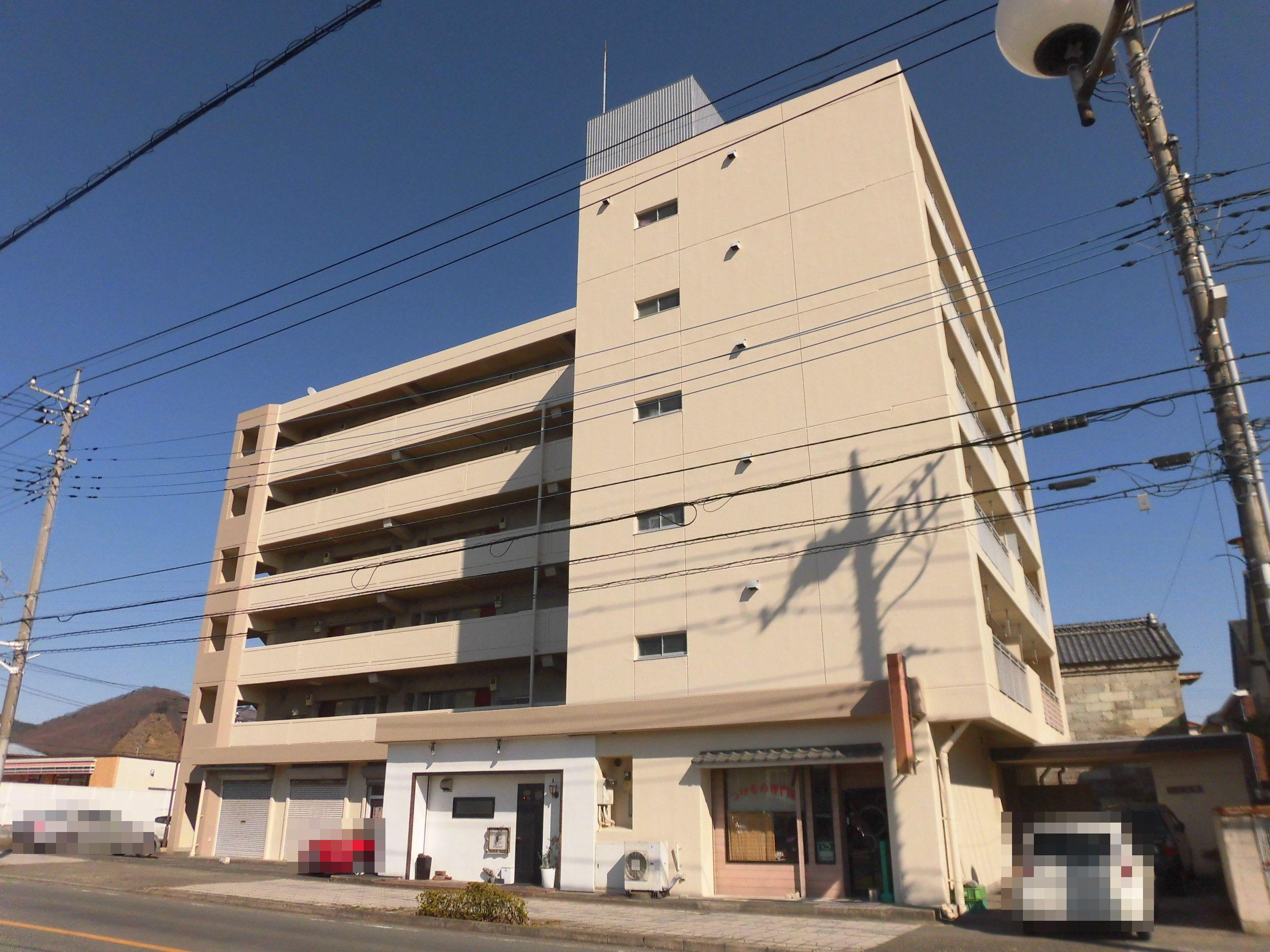 マンション長利の外観