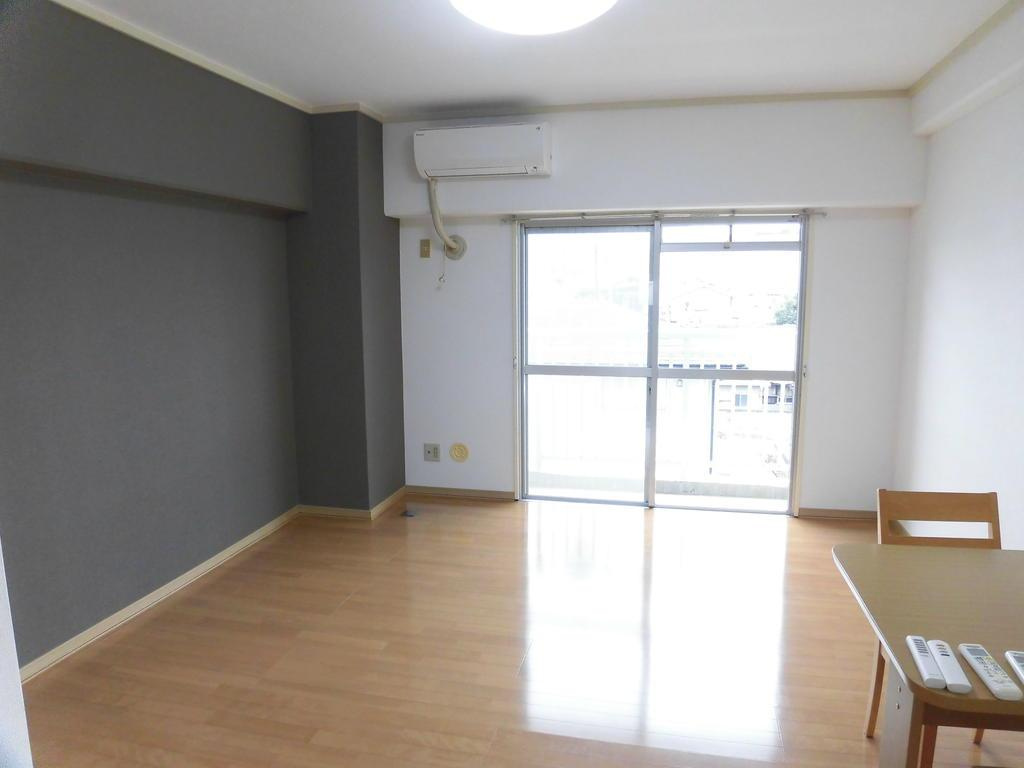 マンション長利の居間・リビング