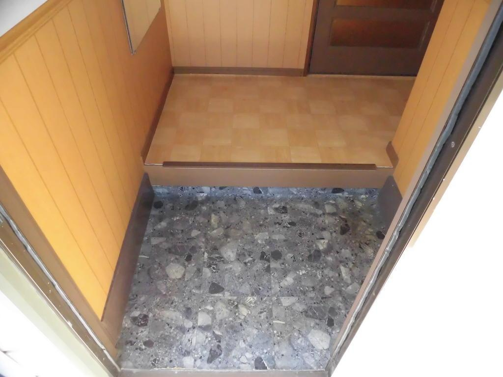 ハイツ平安の玄関