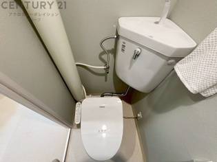 温水洗浄便座付トイレは温水洗浄機能により、暖かい水でおしりを洗浄することができ、冷たい水を使う従来の便座に比べ、温水洗浄機能で暖かいトイレを提供し、快適な使用を可能にします。